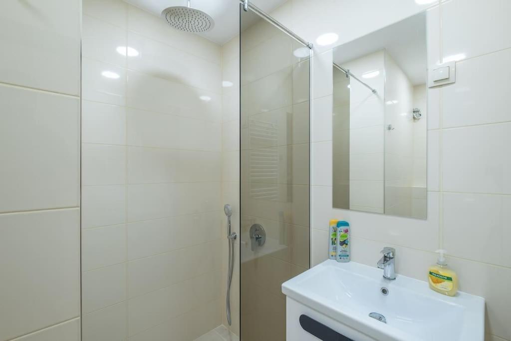 סופיה Top Location, Brand New 3 Bdrm Apt & Free Parking מראה חיצוני תמונה