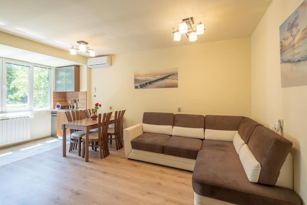סופיה Top Location, Brand New 3 Bdrm Apt & Free Parking מראה חיצוני תמונה
